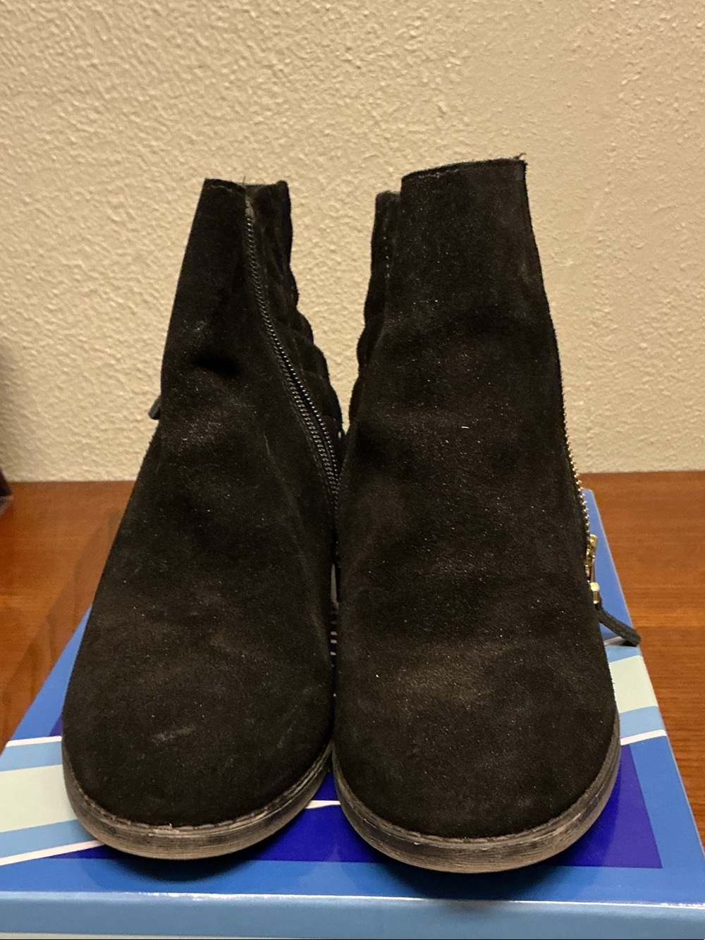 White Mountain Black Suede Ankle Booties side zipper sz7 in box; 3222